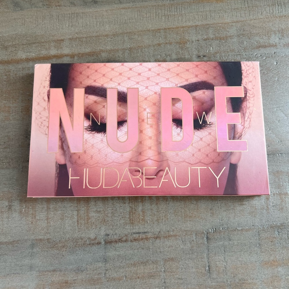 HUDA BEAUTY Nude Eyeshadow Palette - Soft Pink and Nude